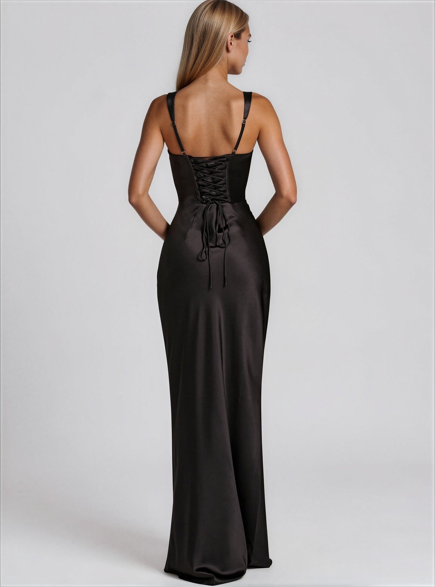 Maze maxi dress - 𝘽𝙖𝙨𝙞𝙘 𝙇𝙞𝙣𝙚